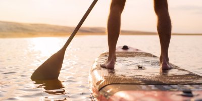 Muž na paddleboardu