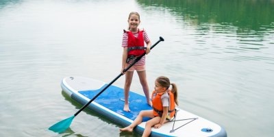 Dvě holčičky na paddleboardu