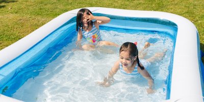 Dívky si hrají v bazénku