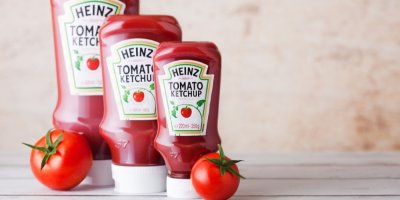 3 kečupy Heinz, vedle nich 2 rajčata