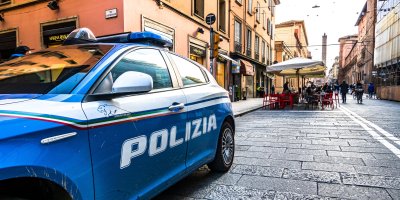 Policejní auto v Itálii v centru města