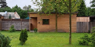 Dřevěná chatka v kempu