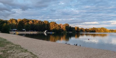 Pláž u jezera v České republice