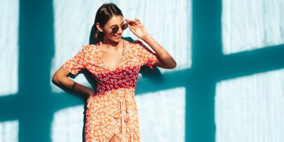 Žena s letními šaty