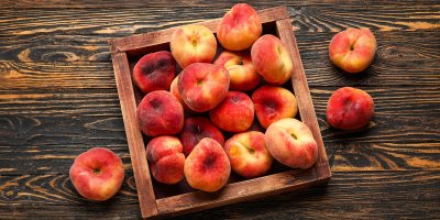Broskve v dřevěné krabici