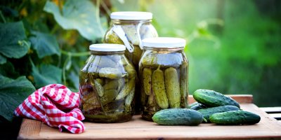 Zavařené okurky ve sklenicích