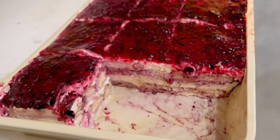 Dezert s lesním ovocem v pekáči