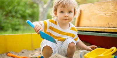 Dítě si hraje na pískovišti