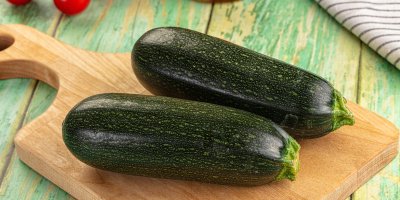 Dvě cukety na dřevěném prkénku