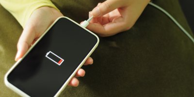Nabíjení mobilu kabelem