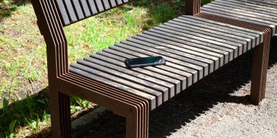 Mobilní telefon na lavičce venku