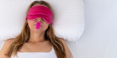 Žena spí se zalepenými ústy a maskou na oči