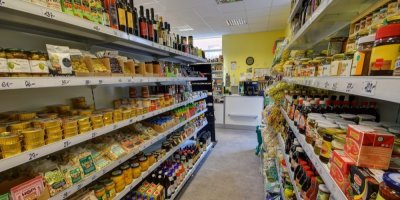 Interiér českého obchodu s potravinami