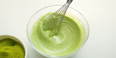 Matcha krém a metlička ve skleněné míse