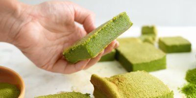 Ženská ruka drží matcha mochi brownie