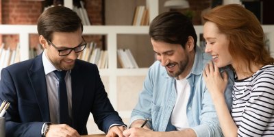 Mladý pár podepisuje smlouvu