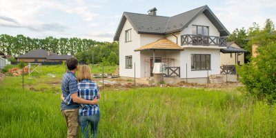 Mladý pár se dívá na rozestavěný dům