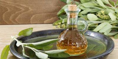 Ocet ve skleněné lahvi s bobkovým listem