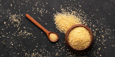 Panko strouhanka v dřevěné misce a lžičce