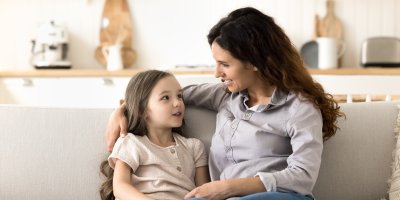 Matka s dcerou si povídají na gauči