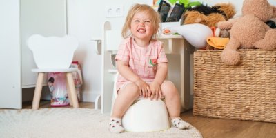 Malá holčička sedí na nočníku