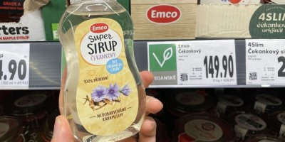 Čekankový sirup v rukou