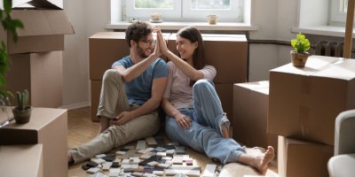 Mladý pár mezi krabicemi v bytě