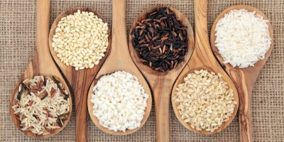 Různé druhy rýže na dřevěných lžících