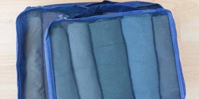 Modré zavazadlo s kompresními balicími kostkami