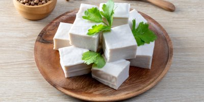 Nakrájené tofu na dřevěném talířku