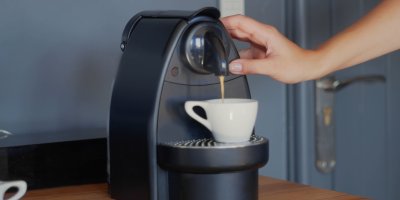 Připravování kávy v kávovaru