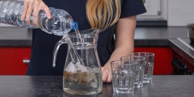 Žena připravuje ledový čaj