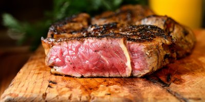 Rozkrojený krvavý steak