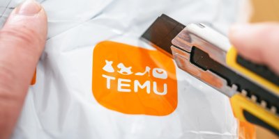 Otevírání balíčku z temu