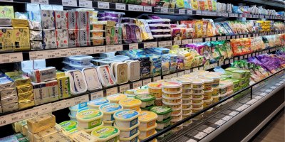 Výběr másel a margarínů v supermarketu