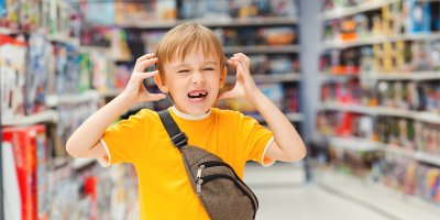 Malý chlapec křičí v supermarketu
