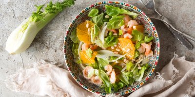 Salát s fenyklem, mandarinkou, semínky a krevetami, utěrka, vidličky, fenykl