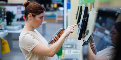 Frustrovaná žena markuje zboží na samoobslužné pokladně