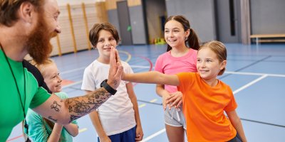 Děti s vedoucím v tělocvičně