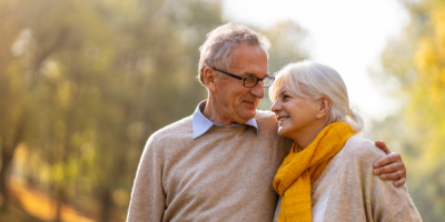 Muž se ženou v důchodovém věku se drží okolo ramen