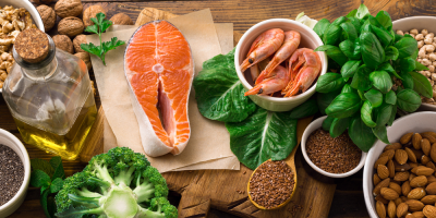 Losos, brokolice, krevety, lněná semínka, bylinky a další potraviny, které jsou zdrojem omega-6 mastných kyselin