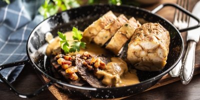 Černý talíř se svíčkovou omáčkou a karlovarským knedlíkem