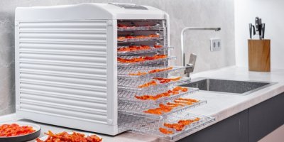 Hranatá sušička na potraviny na kuchyňské desce