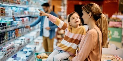 Holčička v supermarketu ukazuje matce zboží, které si chce koupit