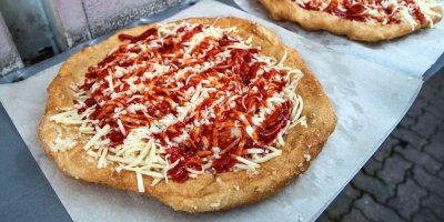 Langoš s kečupem a sýrem