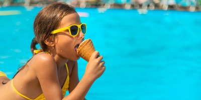 Holčička líže zmrzlinu