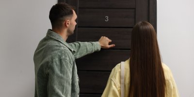 Pár klepe na dveře