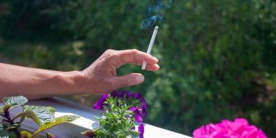 Ruka s cigaretou na balkoně