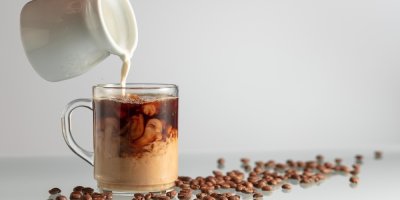 Nalévání mléka do kávy