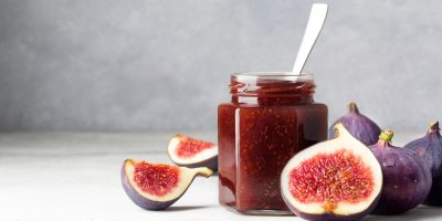 Fíkový džem a rozkrojené fíky